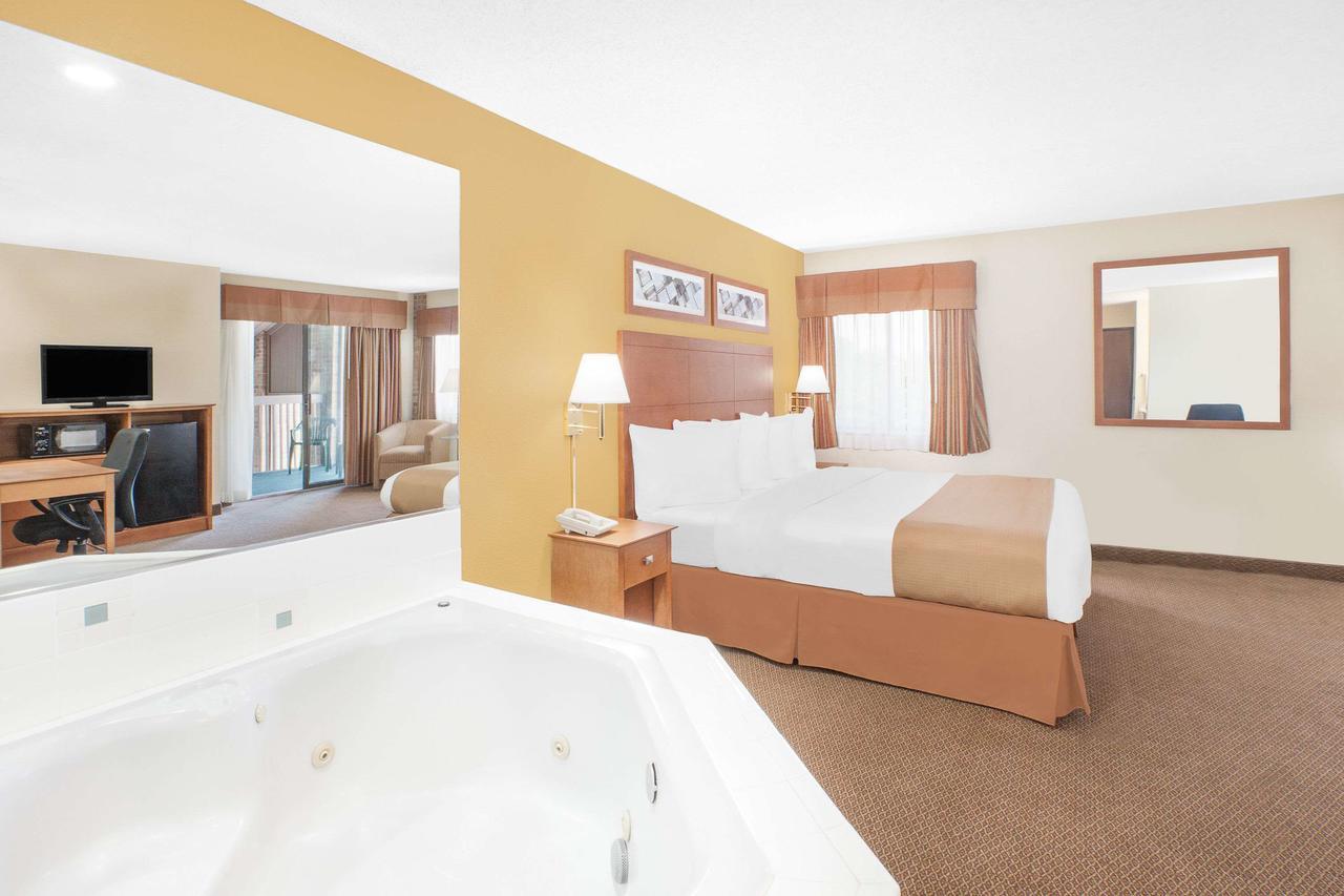 Baymont By Wyndham Port Huron Buitenkant foto
